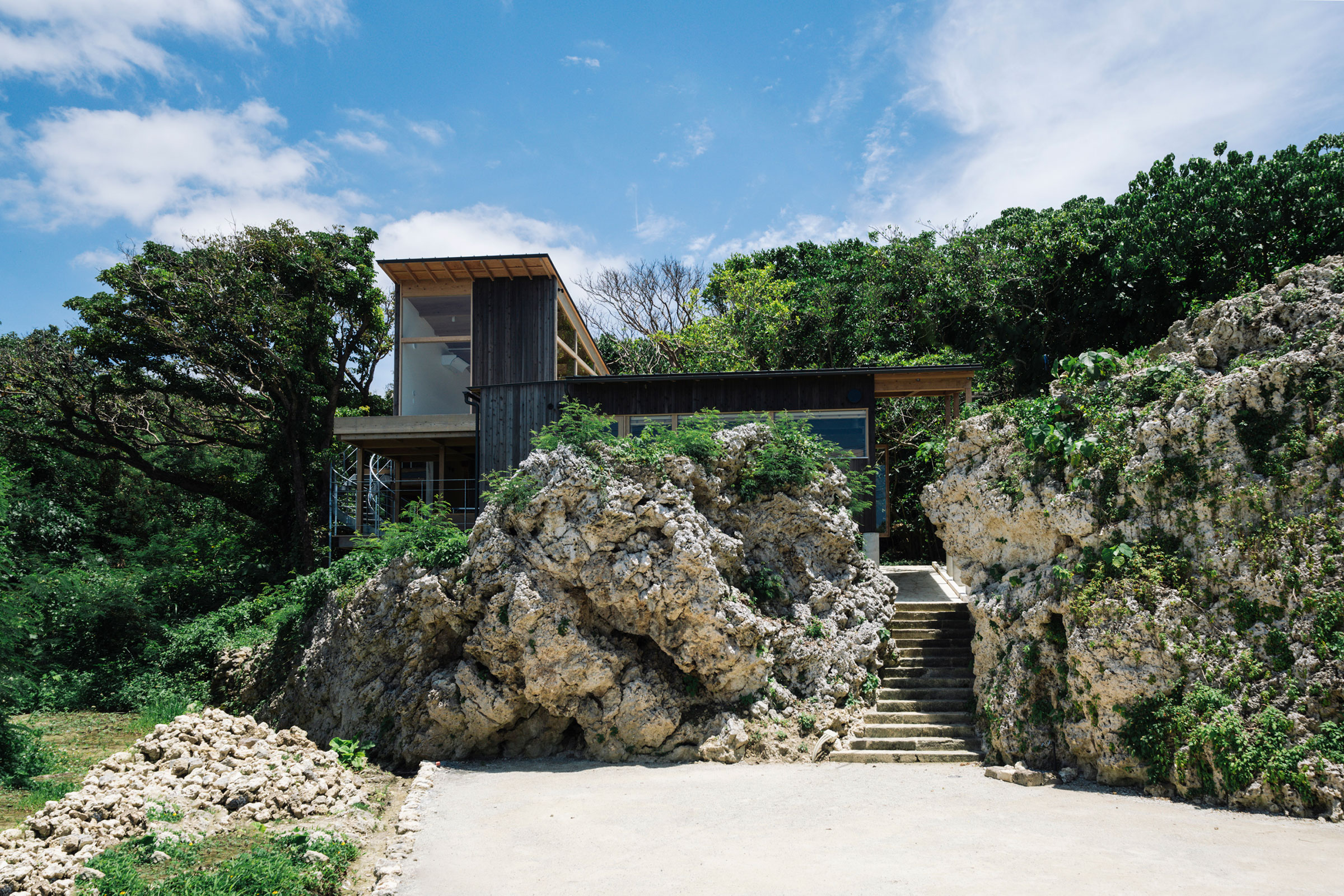 岡山泰士＋森田修平＋仲本兼一郎 / STUDIO MONAKAによる、沖縄・南城市
