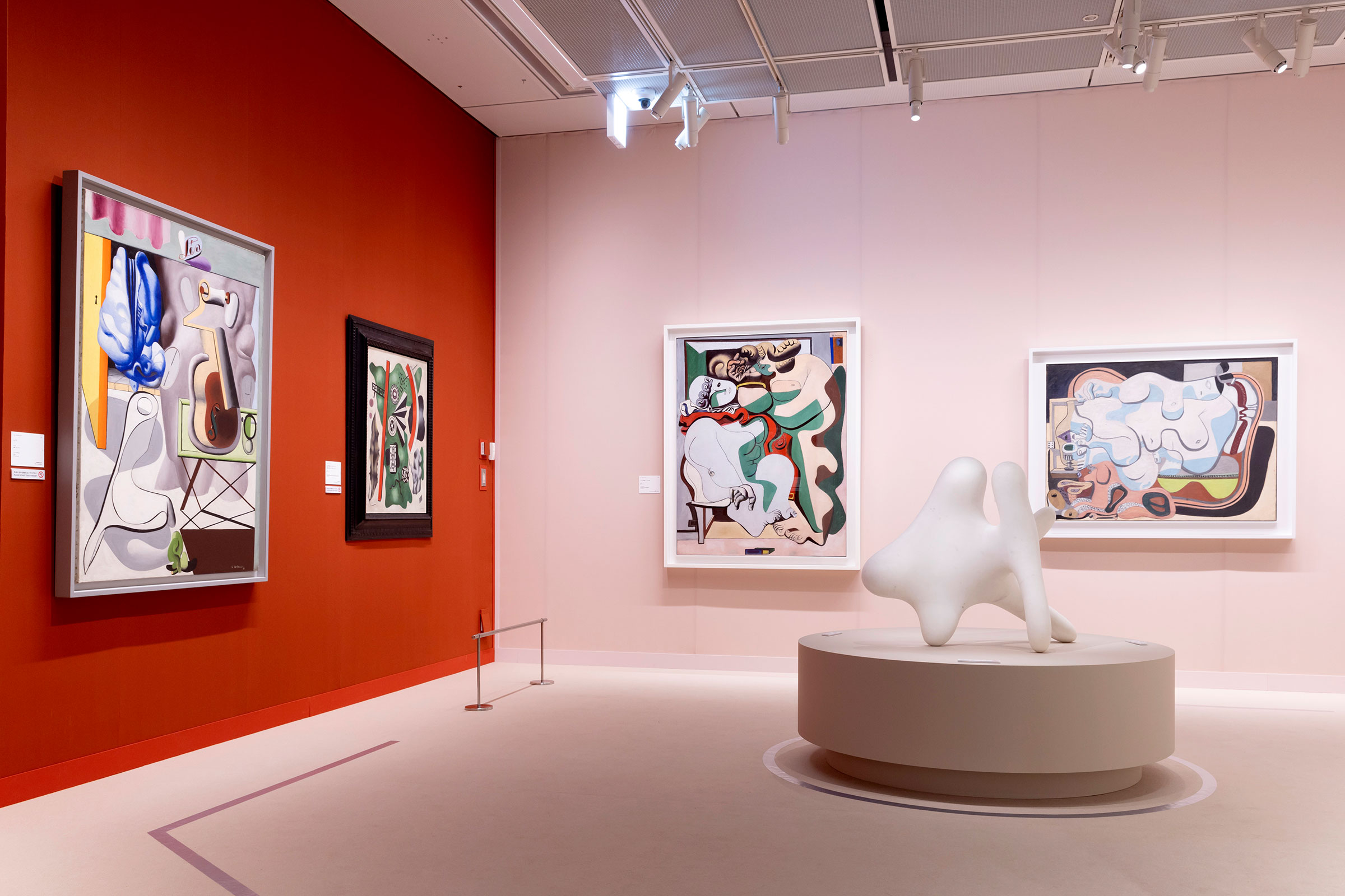 ル・コルビュジエ 諸芸術の綜合 1930-1965」展の会場写真