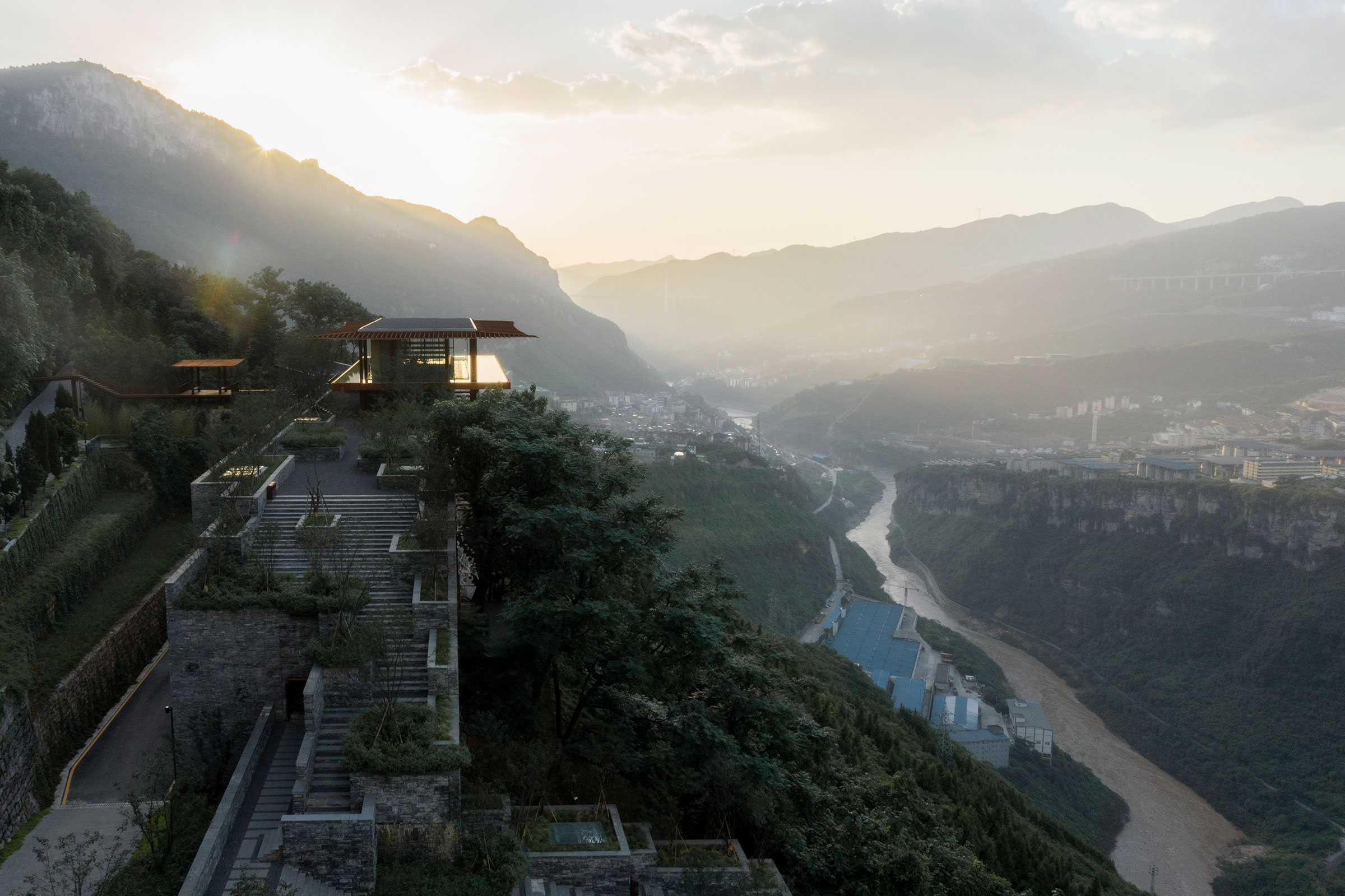 リュウ・ジャークン / Jiakun Architectsによる、中国・ルージョウの