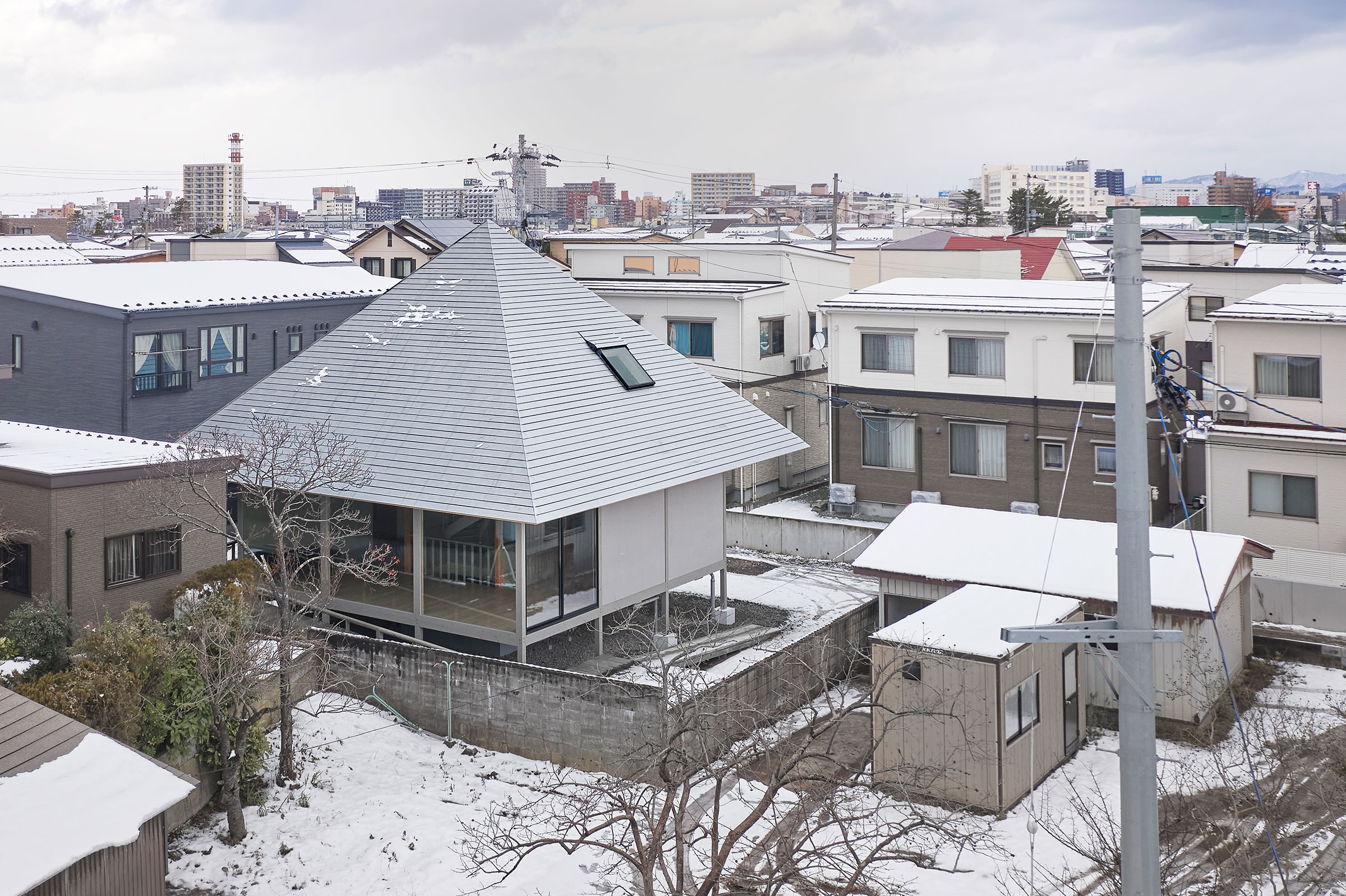 工藤浩平建築設計事務所による、秋田市の「楢山の家」。浸水被害を受け