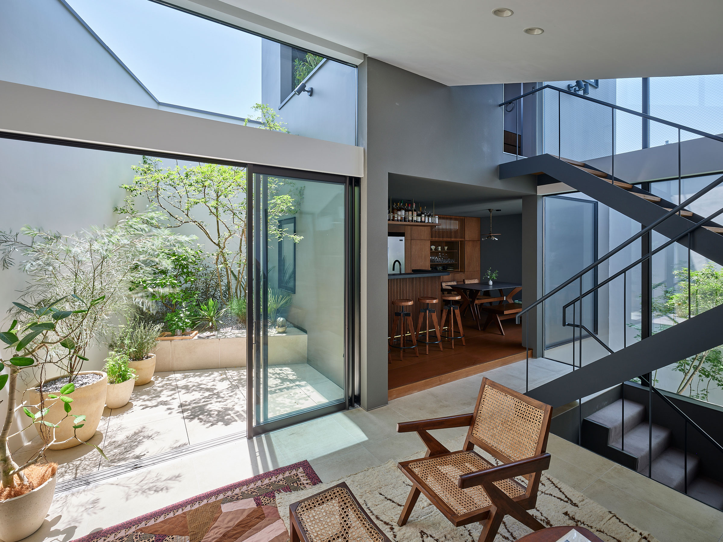 IKAWAYA建築設計による、東京・目黒区の「Spiral Gardens House