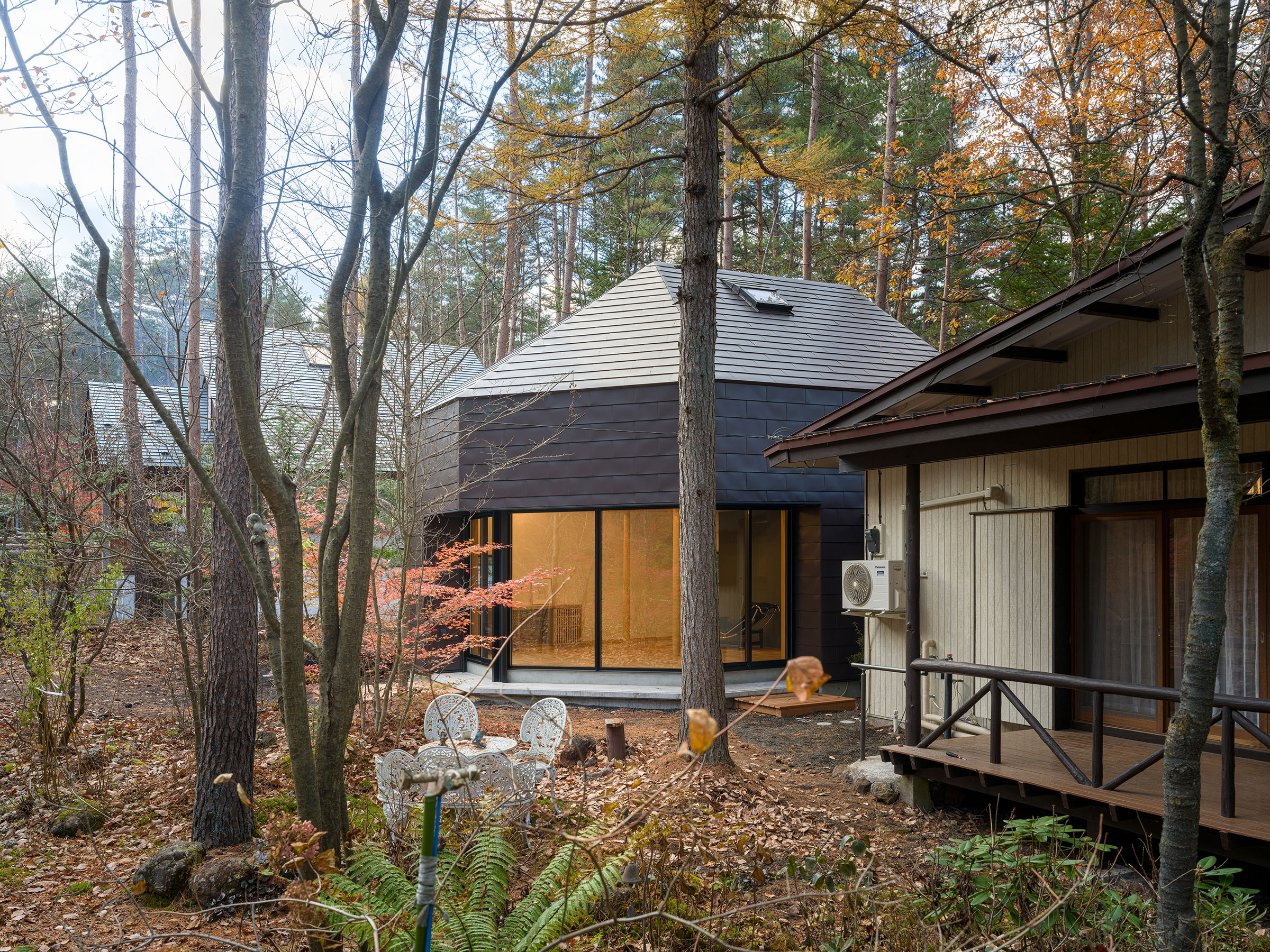Rebbon Architectsによる、群馬・嬬恋村の「軽井沢七生子邸」。三世代