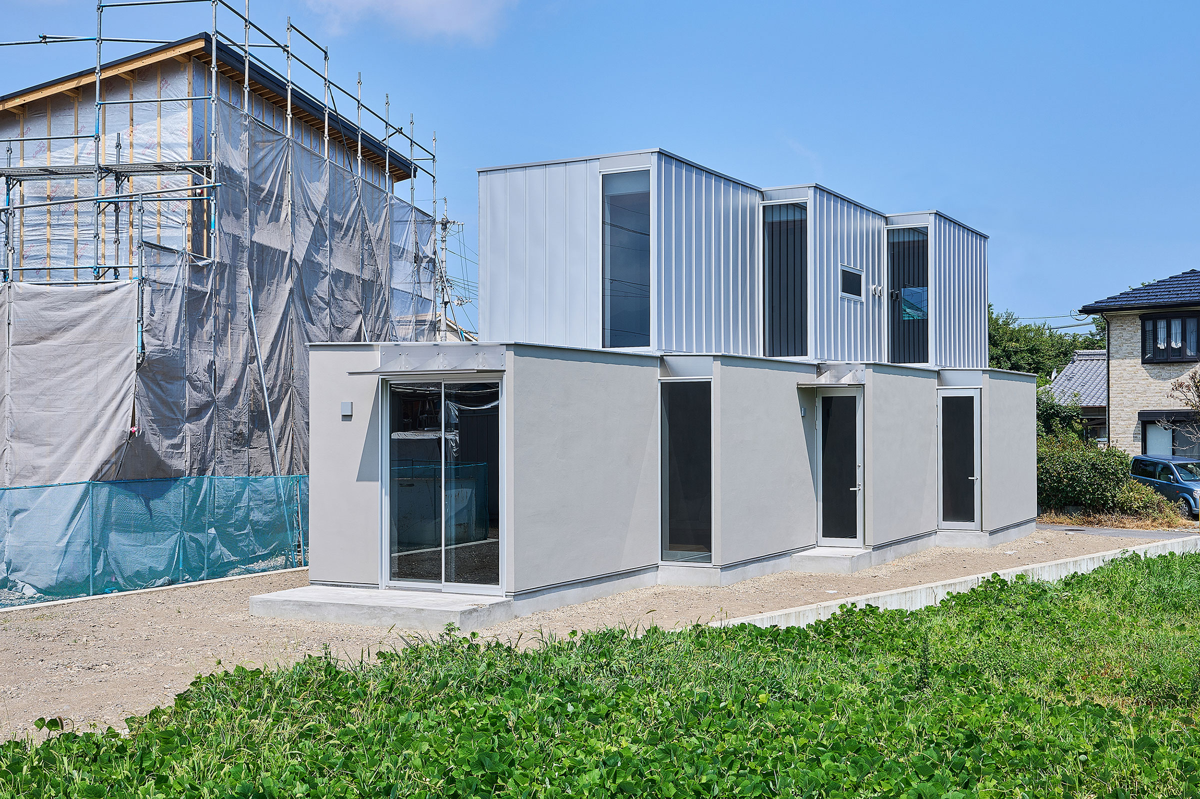 安藤祐介建築空間研究所による、愛媛の「連続窓と風景片の家」。通り