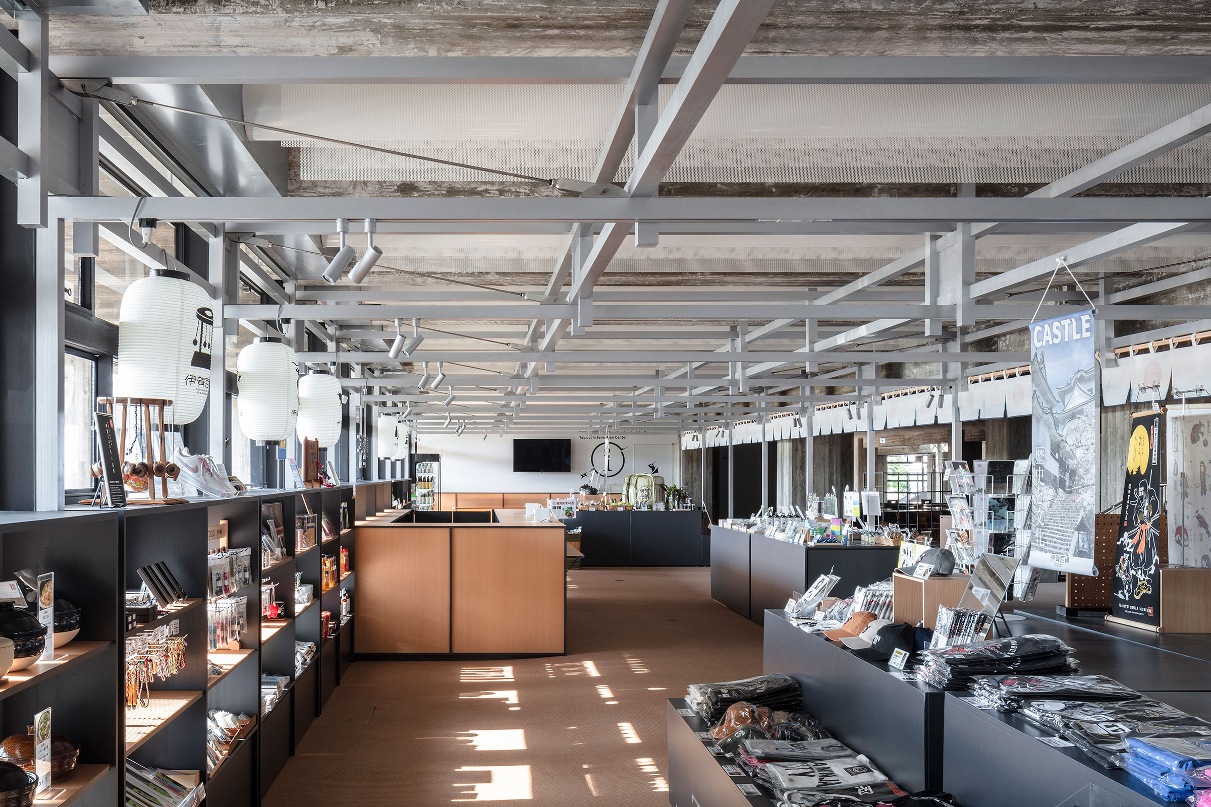 武保学 / きりんによる、三重・伊賀市の「旧庁舎の土産物店」。坂倉準