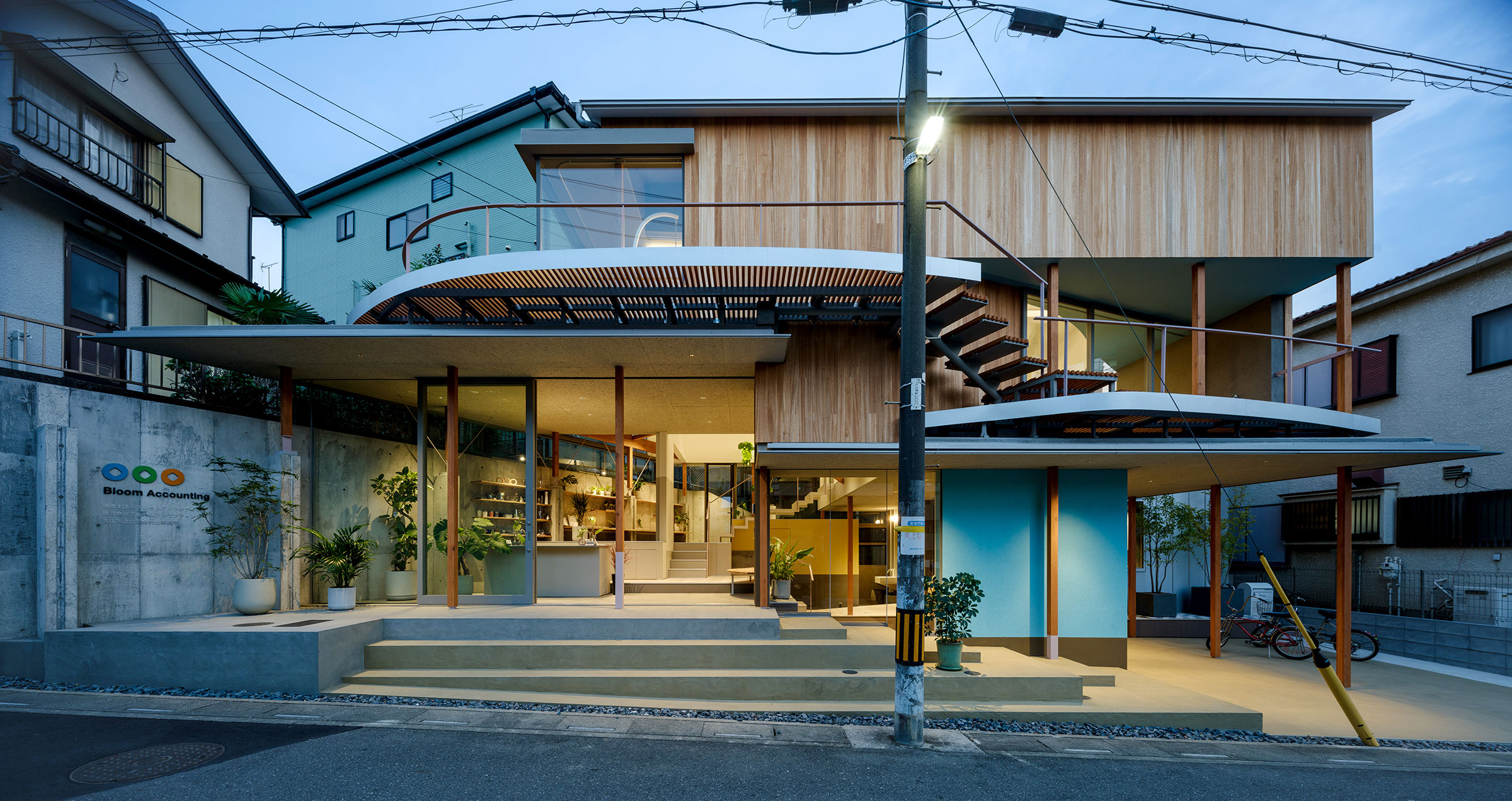 Eureka・早田大高事務所・佐野研究室による、さいたま市の「ブルー