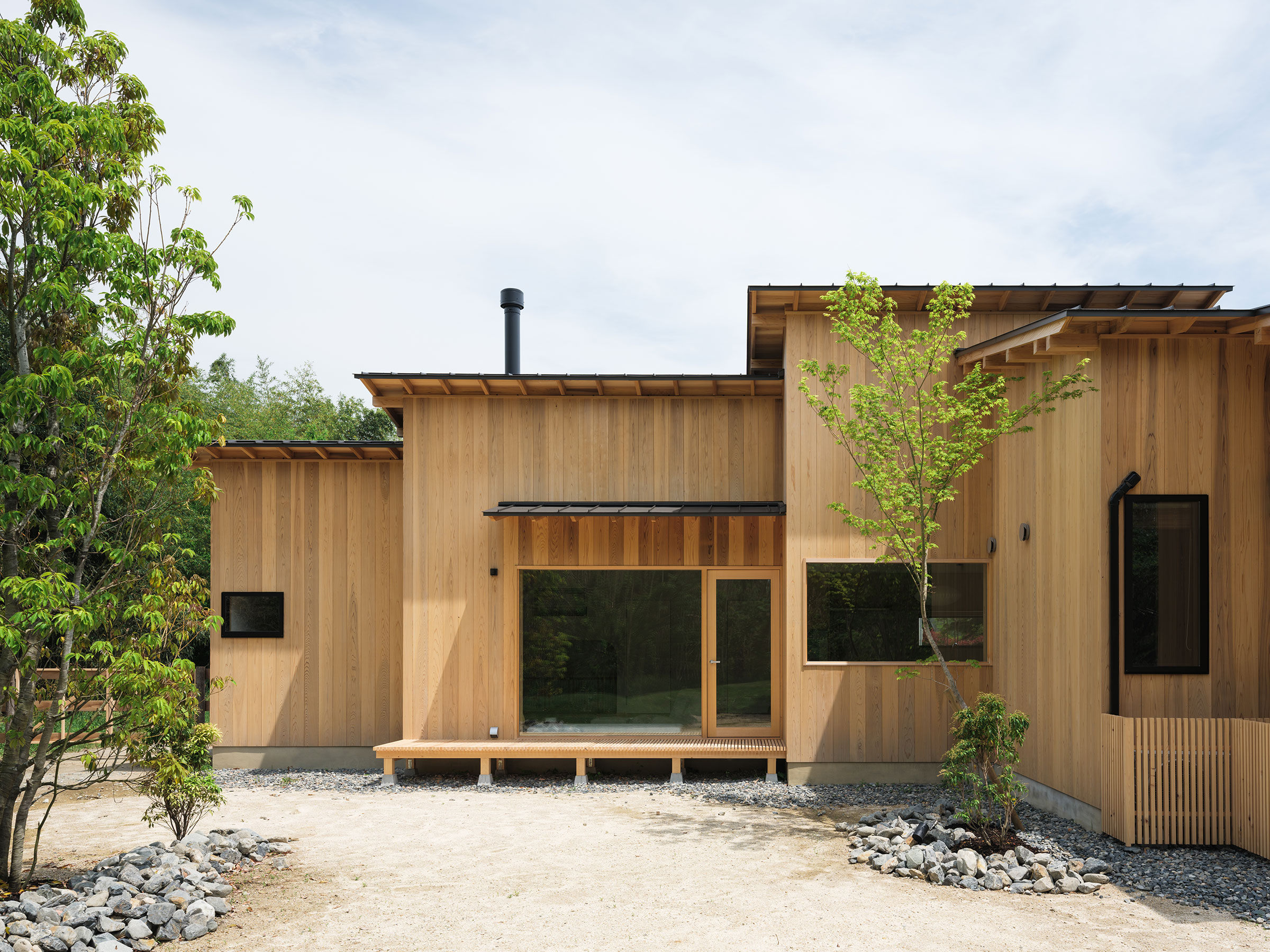 藤田時彦 / atelier umiによる、滋賀・高島市の「安曇川の家」。豊かな
