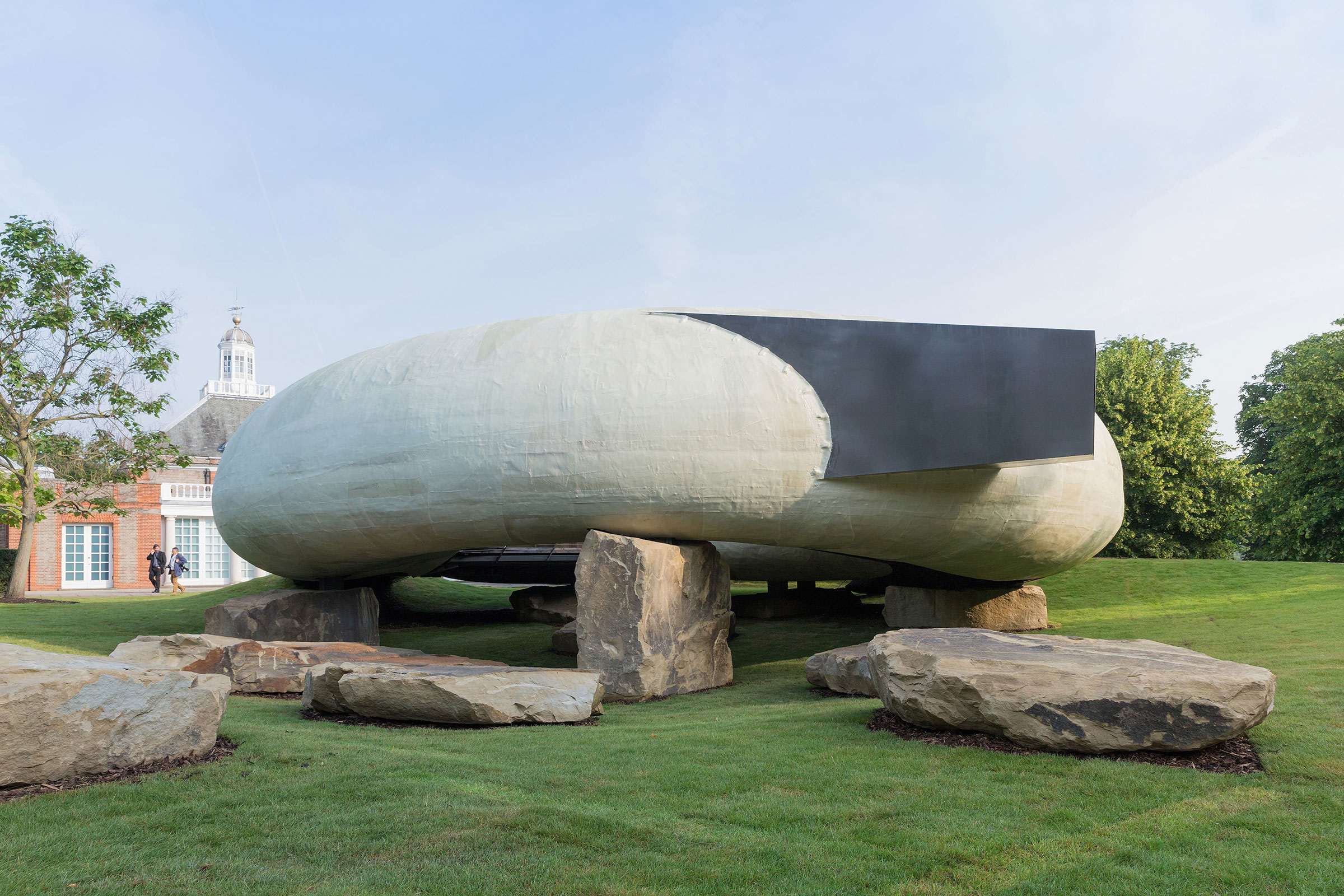 国技館新築落成記念ブロンズ スミルハン・ラディックによる、イギリス・ロンドンの「Serpentine