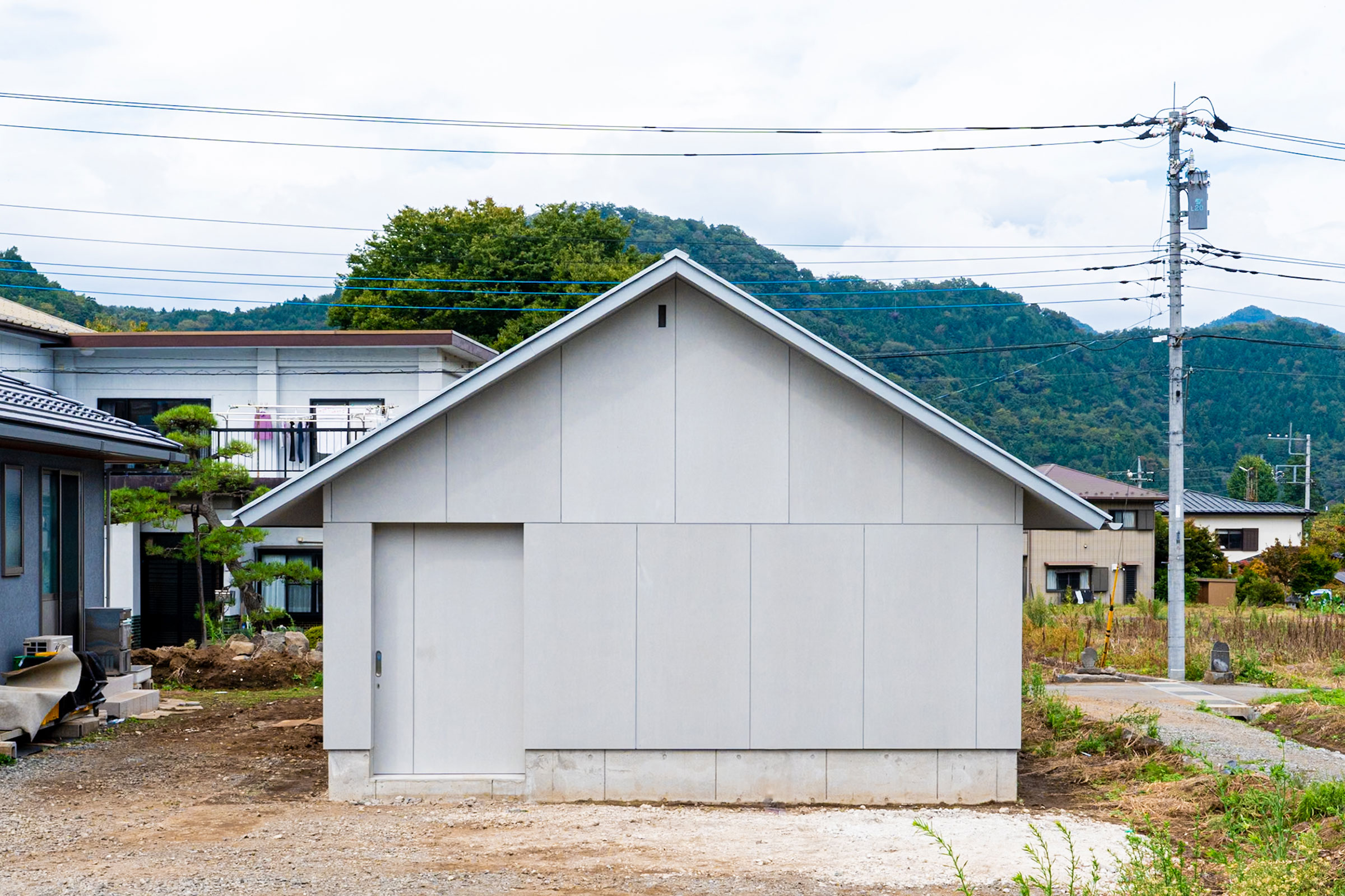 近藤弘起建築設計による、山梨の「都留の米庫」。米を蓄え農産物を加工 