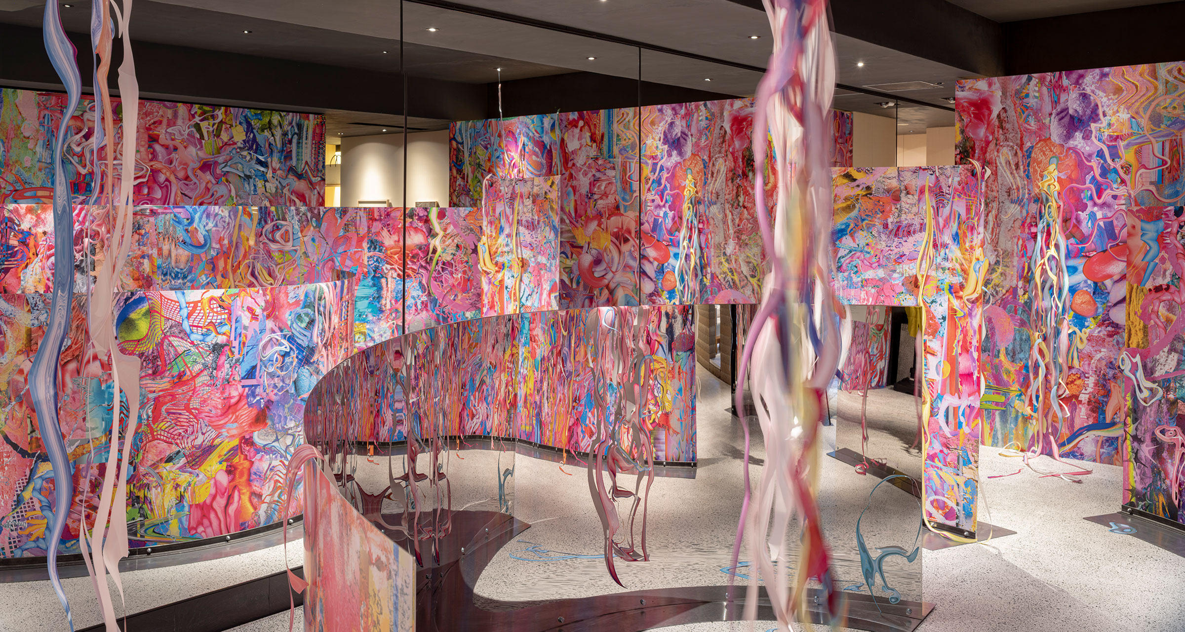 山田健太朗の会場構成による「中川もも展 Clonal Images」。国際写真祭