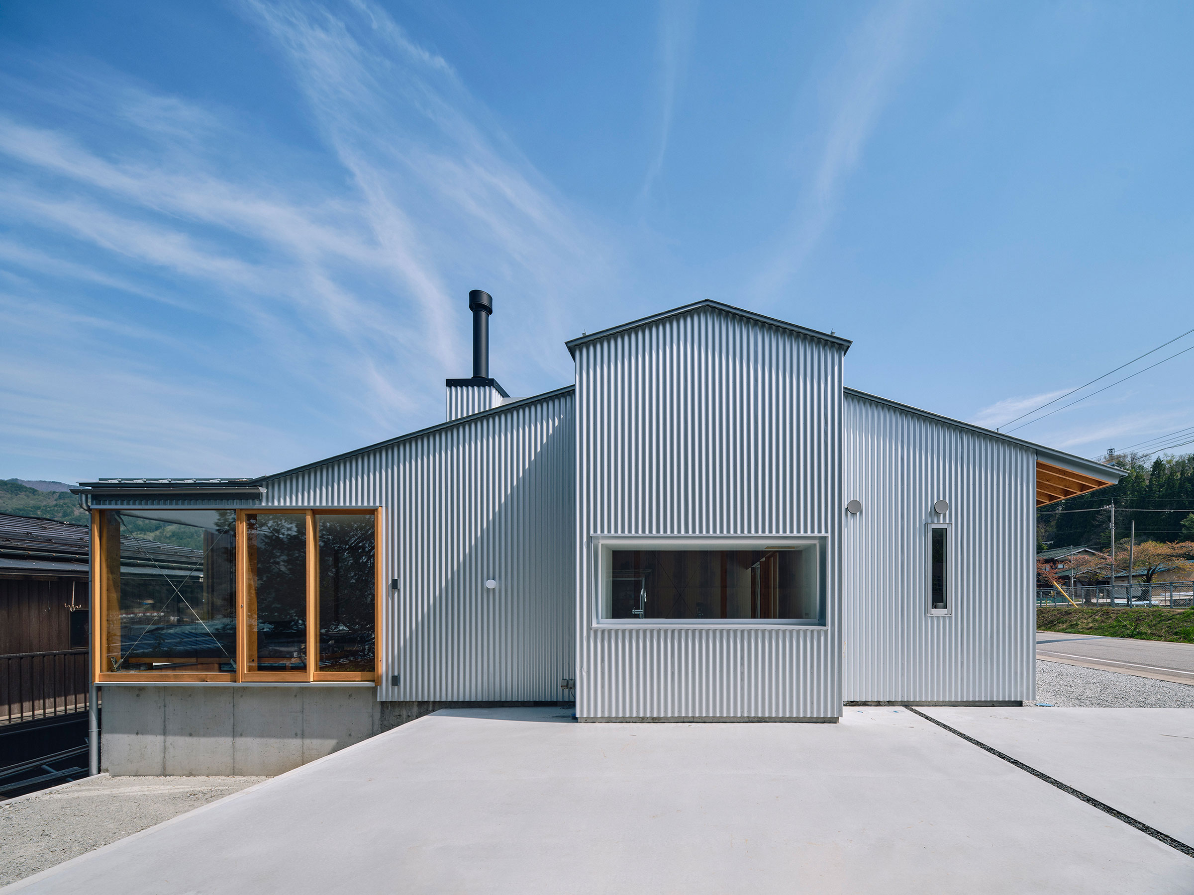 Kraft Architectsによる、岐阜・飛騨市の「神岡オフィス」。森林整備 